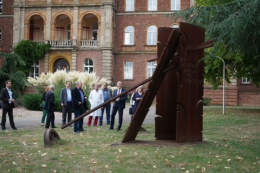 Am Mahnmal vor dem Hauptgebäude in Merzig