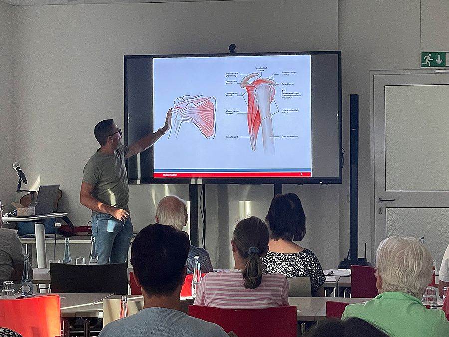 Innovative Behandlungsmethoden bei Schultererkrankungen vorgestellt Holger Keßler in einem Patientenvortrag die Möglichkeiten und Grenzen operativer Eingriffe an der Schulter.
