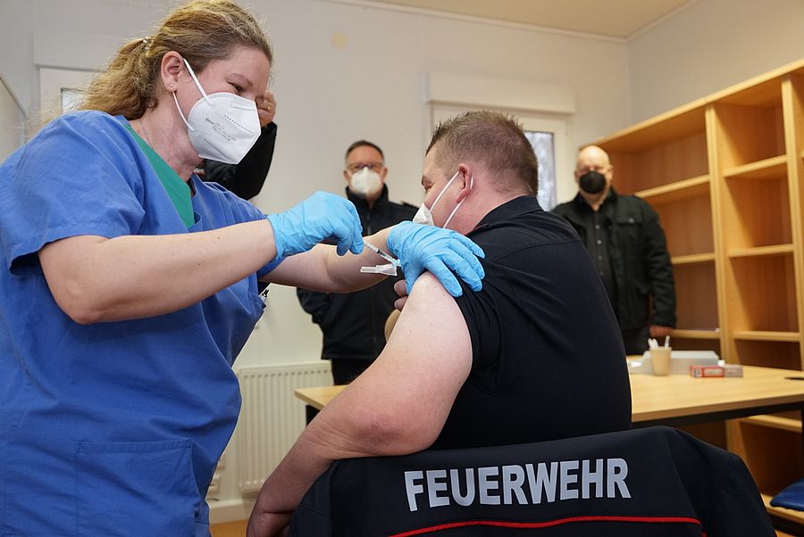 Ärztin impft Feuerwehrmann