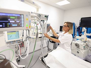 Krankenpflegerin arbeitet im Untersuchungsraum des Intensivmedizinischen Zentrums