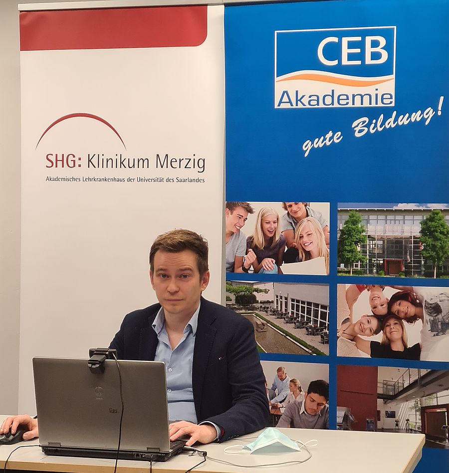 Chefarzt Benedikt Braun bei seinem Online-Vortrag