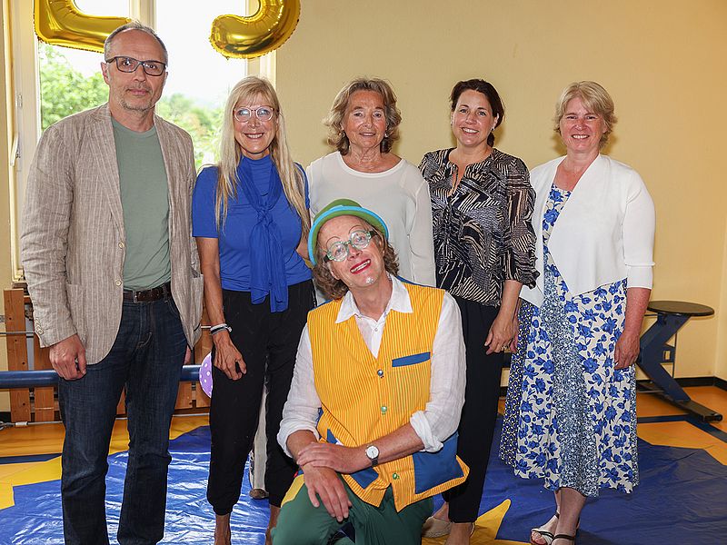 Finale mit Jubiläumstorte: Lolek im Kreis der Gratulanten.  