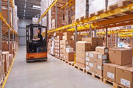 Blick auf einen Mitarbeiter, der im Lager von Apolog einen Gabelstapler bedient