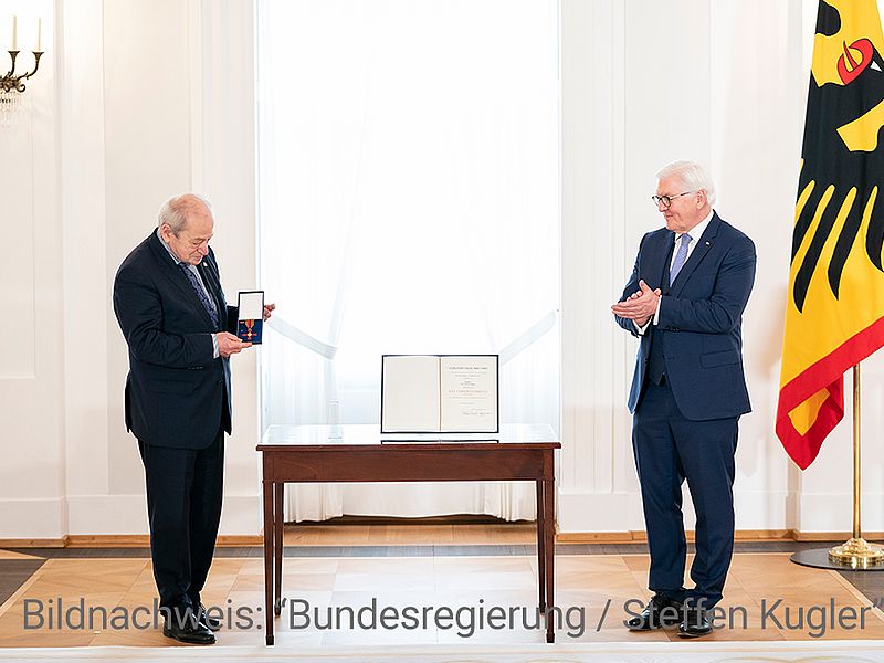 Bundespräsident Frank-Walter Steinmeier verleiht Dr Cem Özbek das Bundesverdienstkreuz