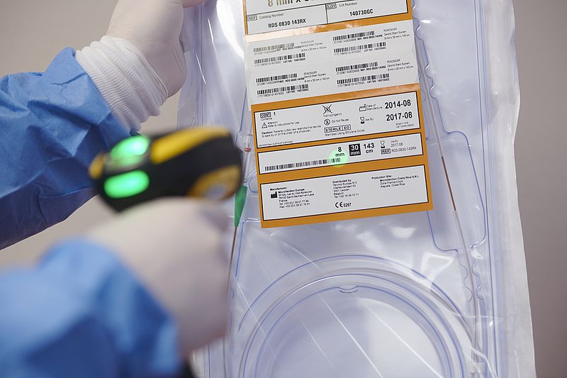 Mitarbeiter scannt Barcode einer sterilen Ware