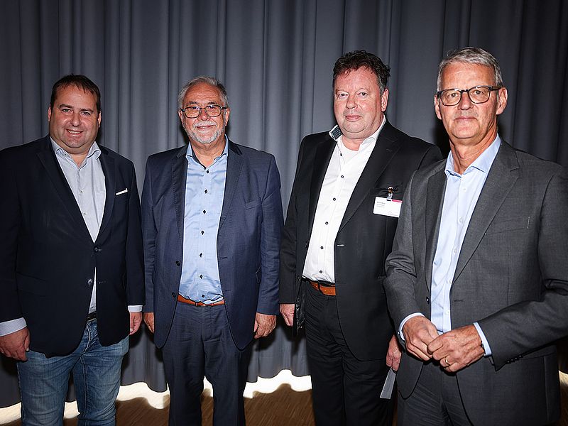 Bernd Mege mit (v.r.n.l.) Dr. Gerold Gaß, Vorstandsvorsitzender der Deutschen Krankenhausgesellschaft, Vorgänger Manfred Klein und Gesundheitsminister Dr. Magnus Jung.