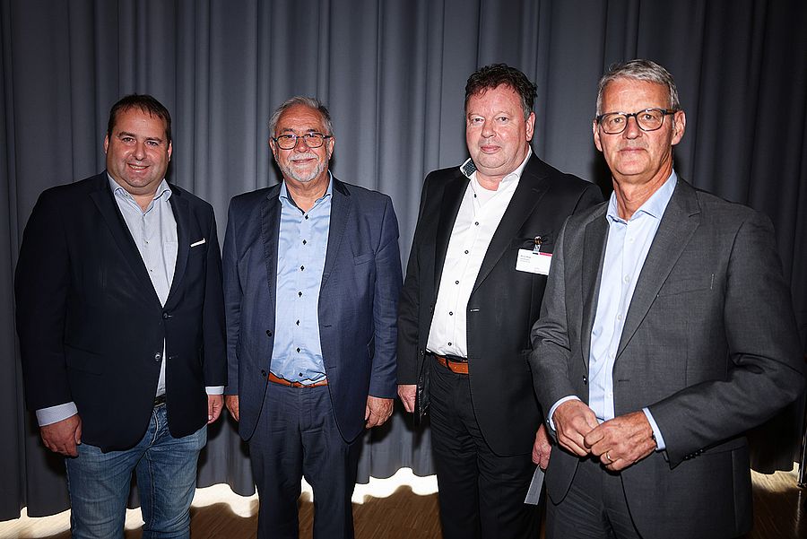 Bernd Mege mit (v.r.n.l.) Dr. Gerold Gaß, Vorstandsvorsitzender der Deutschen Krankenhausgesellschaft, Vorgänger Manfred Klein und Gesundheitsminister Dr. Magnus Jung.