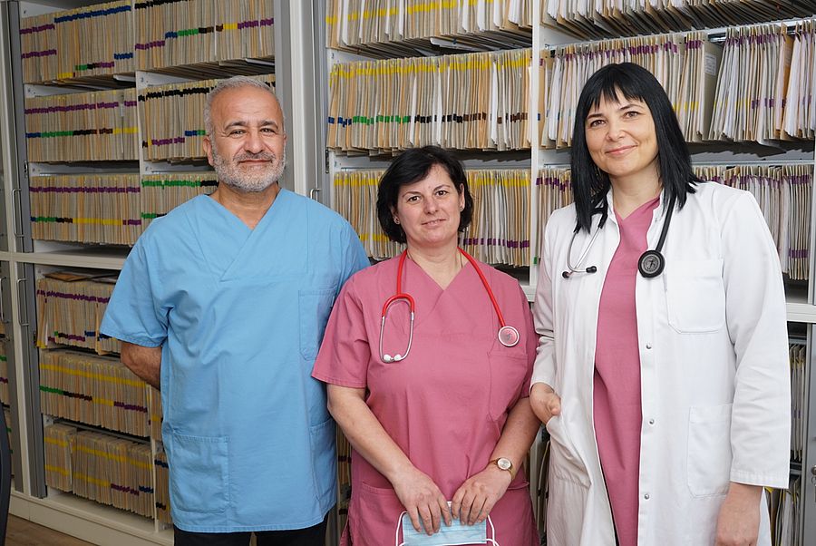 Gruppenfoto MVZ-Leiterin Dr Liliana Siemsen mit den neuen Ärzten Tijana Erdeljan und Jehad Faky