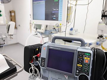 Defibrillator im Untersuchungsraum des Intensivmedizinischen Zentrums
