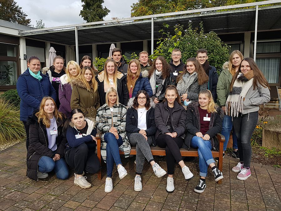 Gruppenfoto der neuen Pflege-Azubis