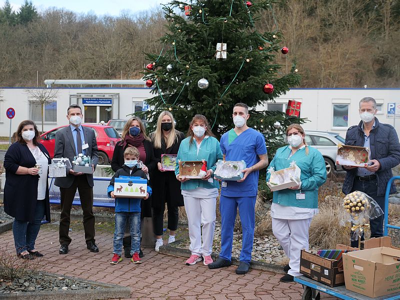 Vertreter des Klinikums Idar-Oberstein nehmen Geschenke entgegen