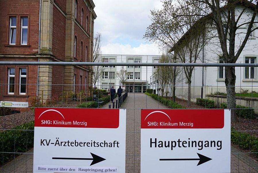 Wegweiser zu den neuen Eingängen