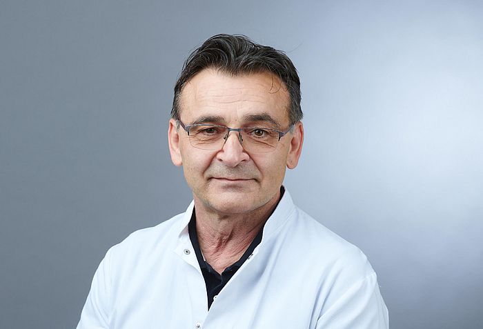 Porträt Dr Dr med Lütfü Demircan Chefarzt der Klinik für Gefäß- und Endovaskularchirurgie