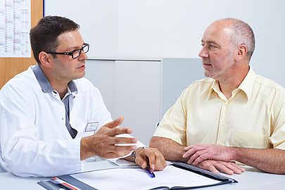 Chefarzt der Medizinischen Klinik I im Gespräch mit einem Patienten