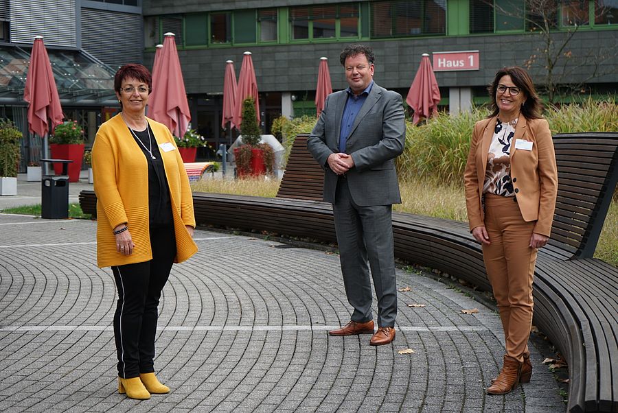 neue Pflegedirektorin Stefanie Conrad mit Vorgängerin Monika Klein und SHG-Geschäftsführer Bernd Mege