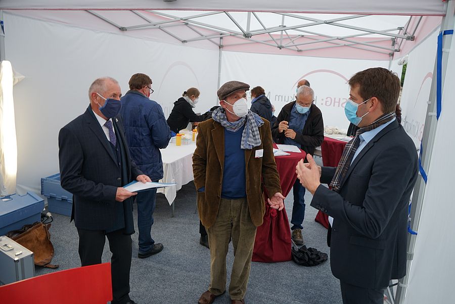 Direktion bedankt sich beim ersten Beigeordneten für die Unterstützung