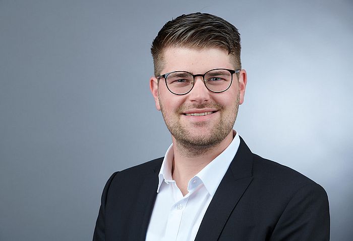 Porträt Lukas Bur Stellvertretender Verwaltungsdirektor der SHG-Kliniken Völklingen