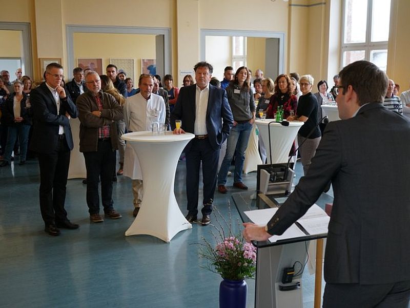 Verwaltungsdirektor begrüßt Gäste