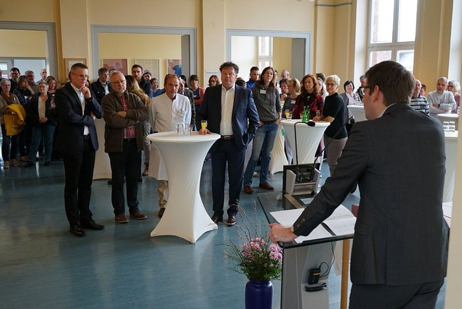 Verwaltungsdirektor begrüßt Gäste
