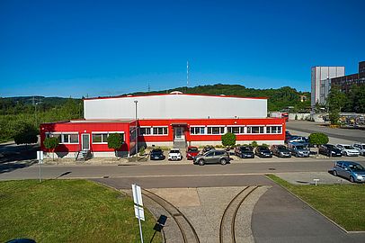 Außenansicht der Büros und Einrichtungen von Apolog