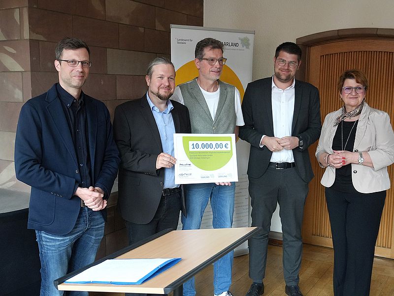 Bei der Übergabe der Prämie im Landesamt für Soziales in Saarbrücken (v.r.n.l.): Staatssekretärin Bettina Altesleben, Lukas Bur, Stephan Schreiner, Matthias Feld und Hanno Binkert.