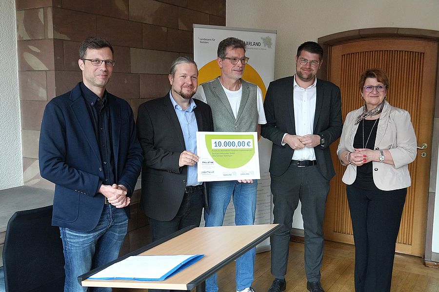 Bei der Übergabe der Prämie im Landesamt für Soziales in Saarbrücken (v.r.n.l.): Staatssekretärin Bettina Altesleben, Lukas Bur, Stephan Schreiner, Matthias Feld und Hanno Binkert.