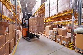 Blick auf einen Mitarbeiter, der im Lager von Apolog einen Gabelstapler bedient