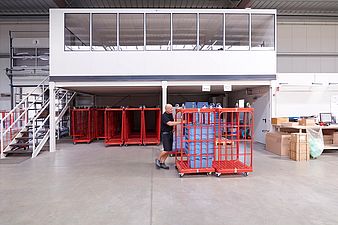 Blick auf einen Apolog-Mitarbeiter bei der Arbeit im Lager