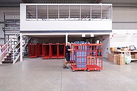 Blick auf einen Apolog-Mitarbeiter bei der Arbeit im Lager