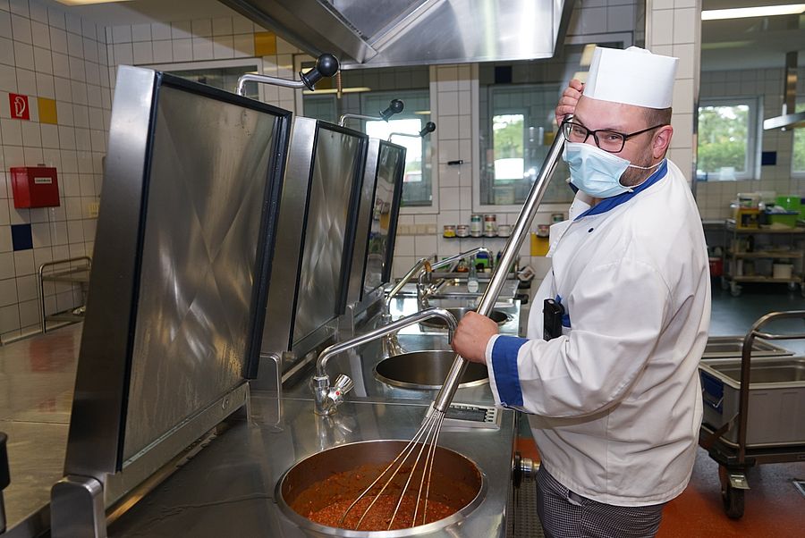 Krankenhauskoch bereitet Sauce zu