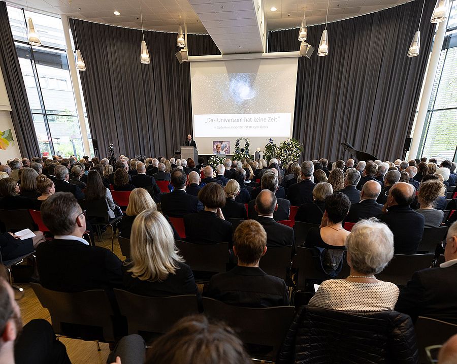 Blick in den vollen Saal des Kongresszentrums der SHG-Kliniken für den Abschied von Dr. med. Cem Özbek