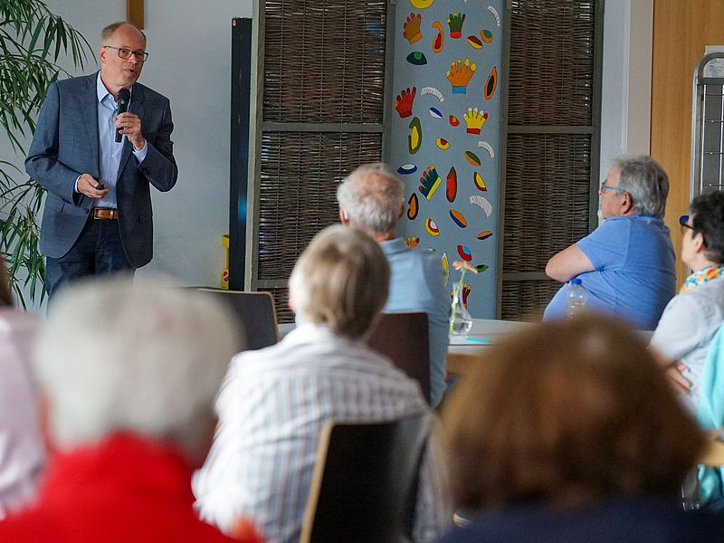 Der Kardiologie Franz-Theo Nohr in einer Vortragssituation 