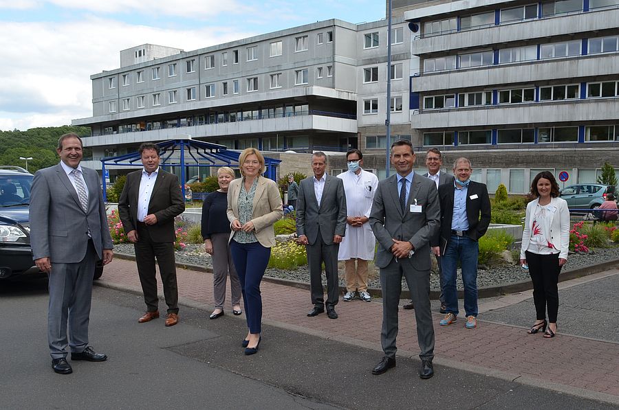 Bundesministerin Julia Klöckner steht mit dem Team des Managements vor dem Klinikum Idar-Oberstein
