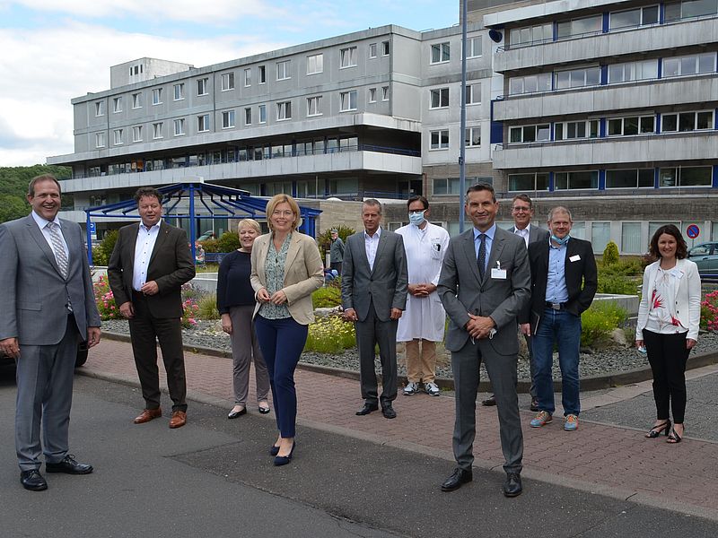 Bundesministerin Julia Klöckner steht mit dem Team des Managements vor dem Klinikum Idar-Oberstein