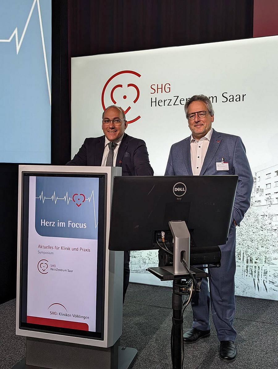 Dr. Fernando Gatto (Kardiologie) und Dr. Kavous Hakim-Meibodi auf der Symposiumsbühne „Herz im Focus 2024“