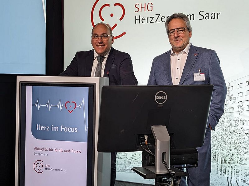 Dr. Fernando Gatto (Kardiologie) und Dr. Kavous Hakim-Meibodi auf der Symposiumsbühne „Herz im Focus 2024“