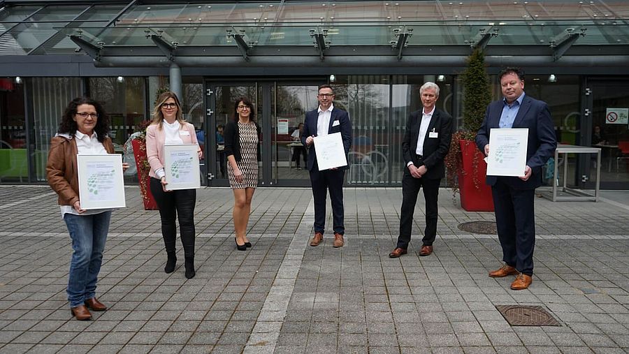 SHG-Geschäftsführer Bernd Mege und das Team der SHG-Kliniken Völklingen präsentieren stolz das Zertifikat