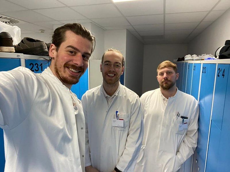 Drei Medizinstudenten machen in Arbeitskleidung gekleidet ein Selfie