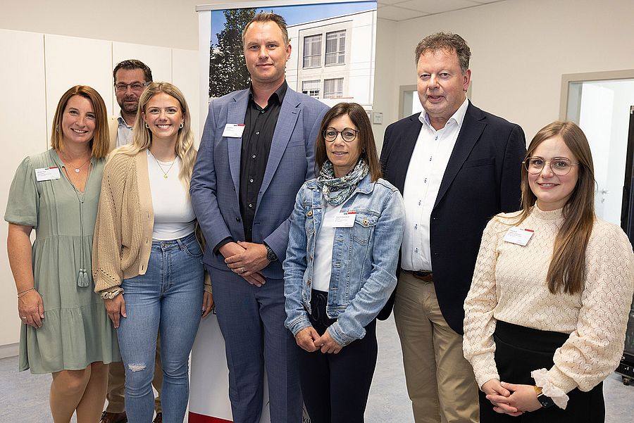 Leiter Dirk Kimenai (Bildmitte) mit den Ergotherapeutinnen Melanie Thiel, Franziska Bertel (beide links) und Elisa Barth (r.). Dahinter SHG-Geschäftsführer Bernd Mege und der neue Verwaltungsdirektor des Klinikums Merzig, Christian Finkler (2.v.l.). Die Mitarbeiterin in der blauen Jeansjacke ist Fachbereichssekretärin Jacqueline Kautenburger.  