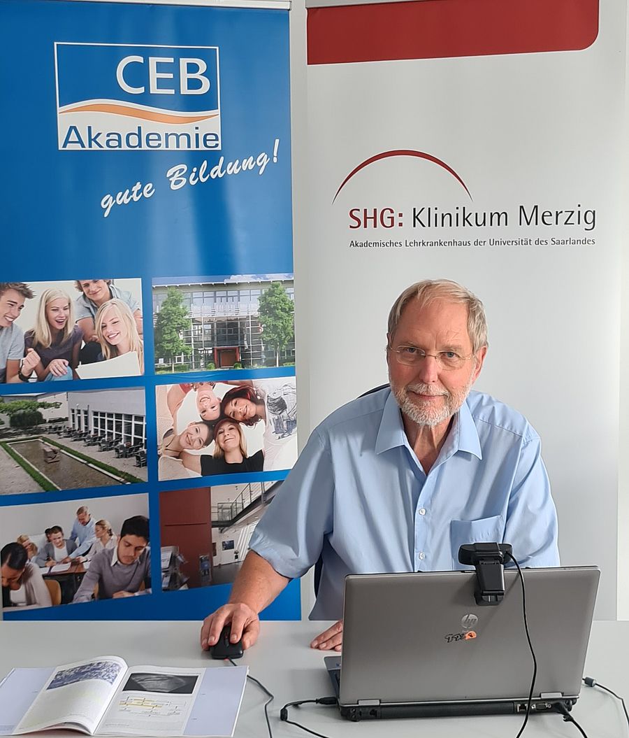 Dr Henkel beim Online-Vortrag