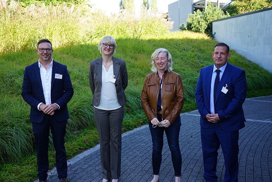 Gruppenfoto mit Dr. Alles, Dr. Elsäßer, Frau Mege, Herr Schuster