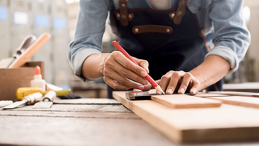 Stockfoto Person verarbeitet Holz