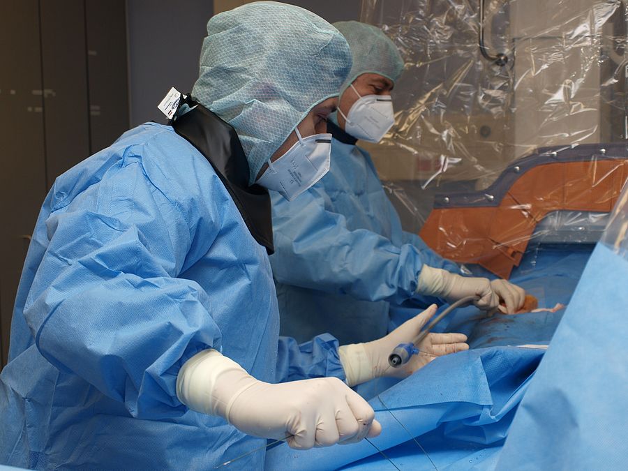 Chefarzt Priv-Doz Dr med Natig Gassanov und Oberarzt Mirza Mutallimov führen zum ersten Mal den kleinsten Herzschrittmacher in den Körper eines Patienten ein