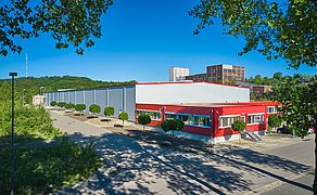 Außenansicht der Büros und Einrichtungen von Apolog