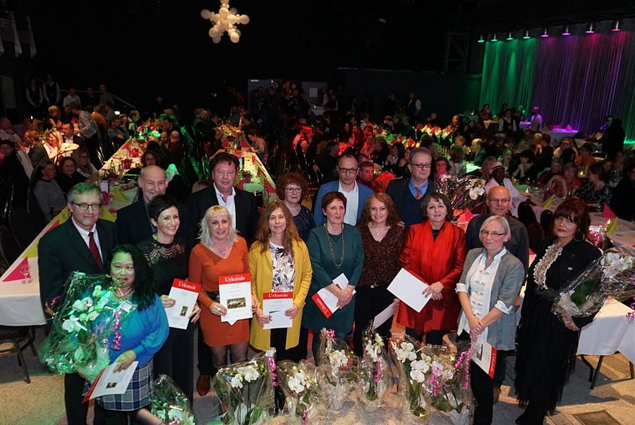 Mitarbeiter erhalten Blumen und Geschenke auf einer großen Veranstaltung