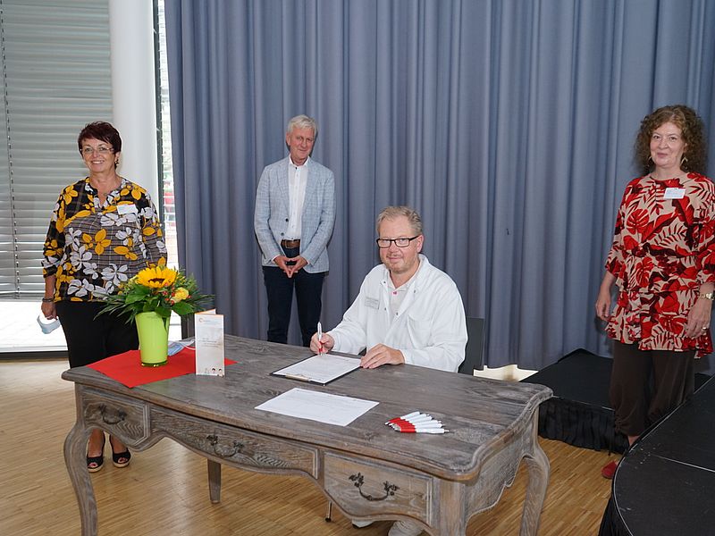 Ärztlicher Direktor Prof Dr Harald Schäfer unterzeichnet Charta