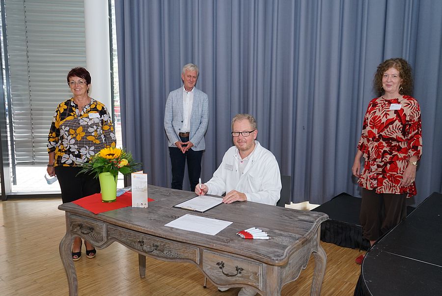 Ärztlicher Direktor Prof Dr Harald Schäfer unterzeichnet Charta