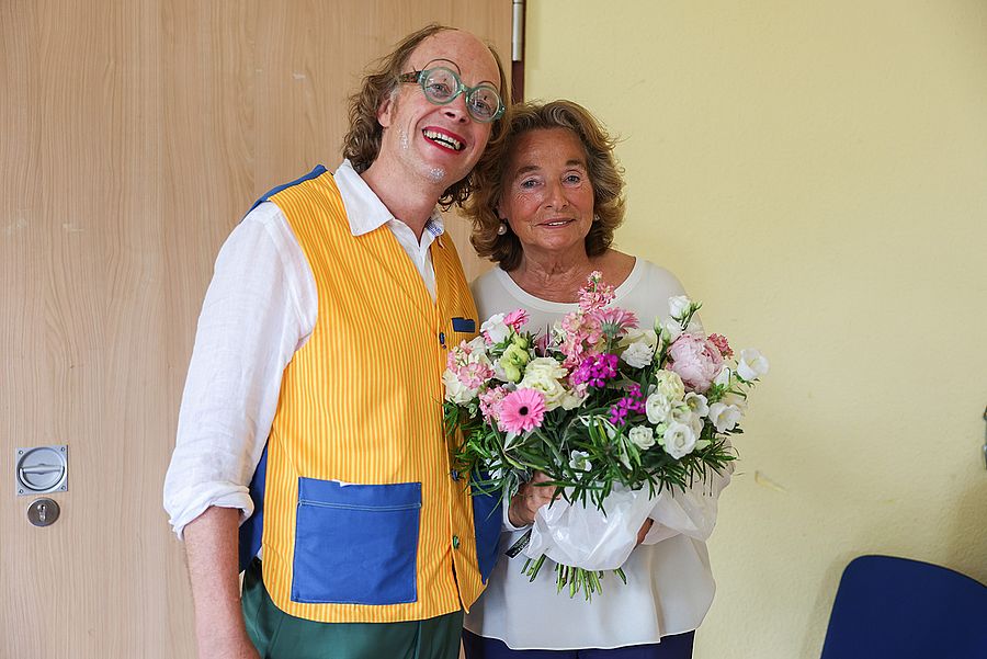 Klinikclown Lolek alias Henning Leidinger mit (v.r.n.l.) Kinderhilfe-Geschäftsführerin Dr. Ingrid Kojan, Vorsitzende Antonia Nutting von Boch, Margarita von Boch, Prof. Dr. Eva Möhler, Chefärztin der SHG-Kinder- und Jugendpsychiatrie, -Psychotherapie und -Psychosomatik (KJP) und Dr. phil. Martin Huppert, Verwaltungsdirektor der KJP-Tageskliniken.