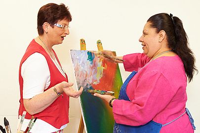 Ergotherapeutin mit einer Patientin beim Malen