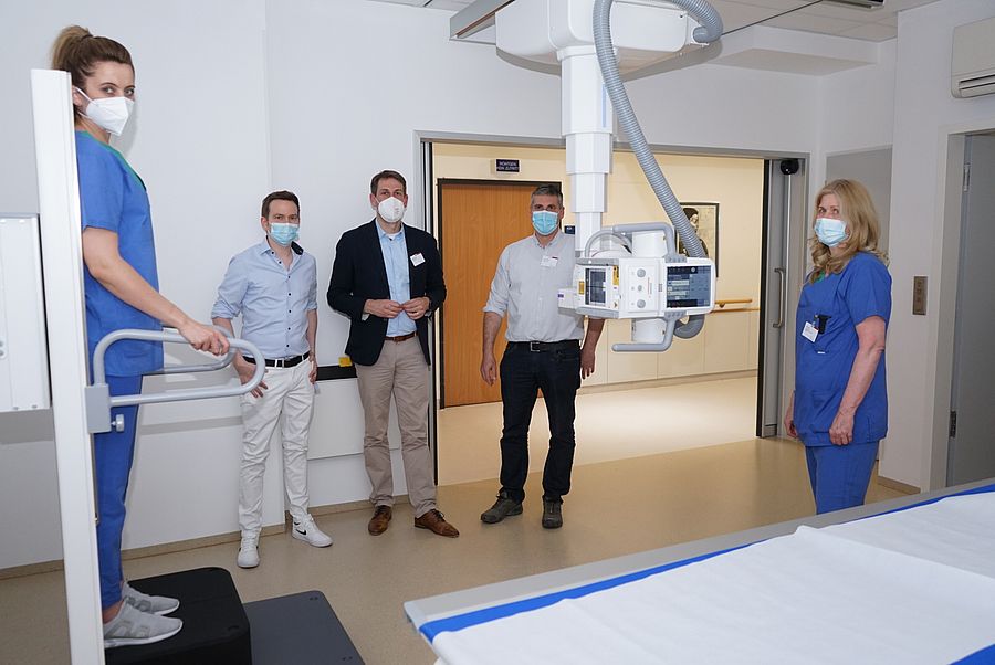 Mitarbeiter bei Vorstellung der neuen Röntgenanlage